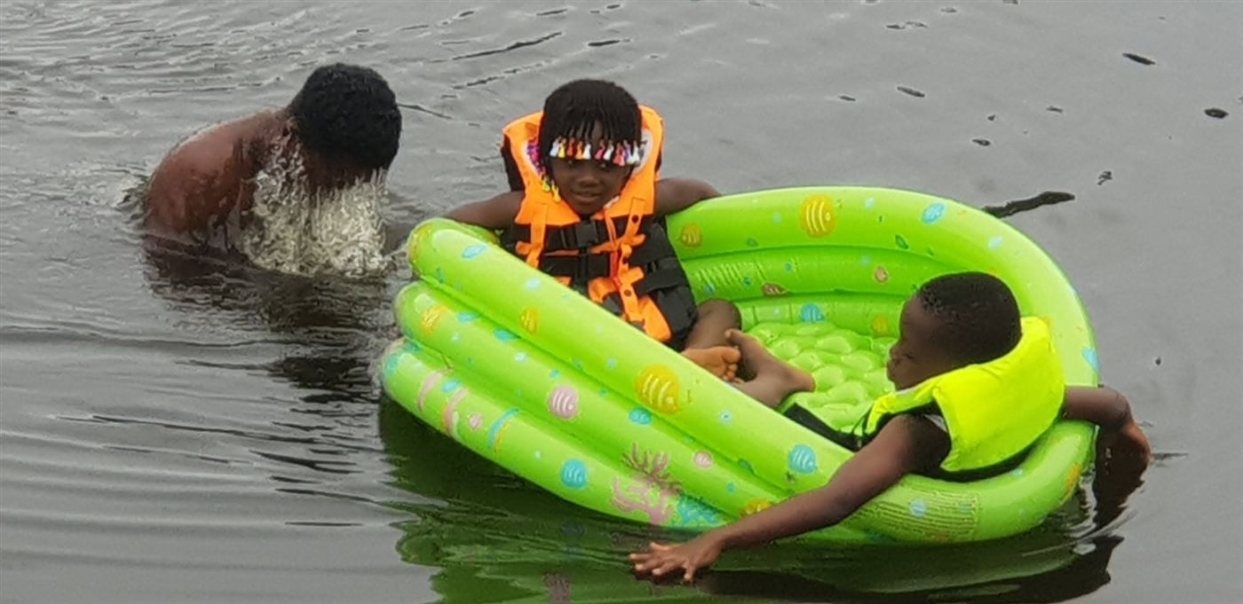 Balade des enfants sur la lagune