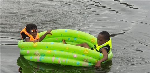 Balade des enfants sur la lagune